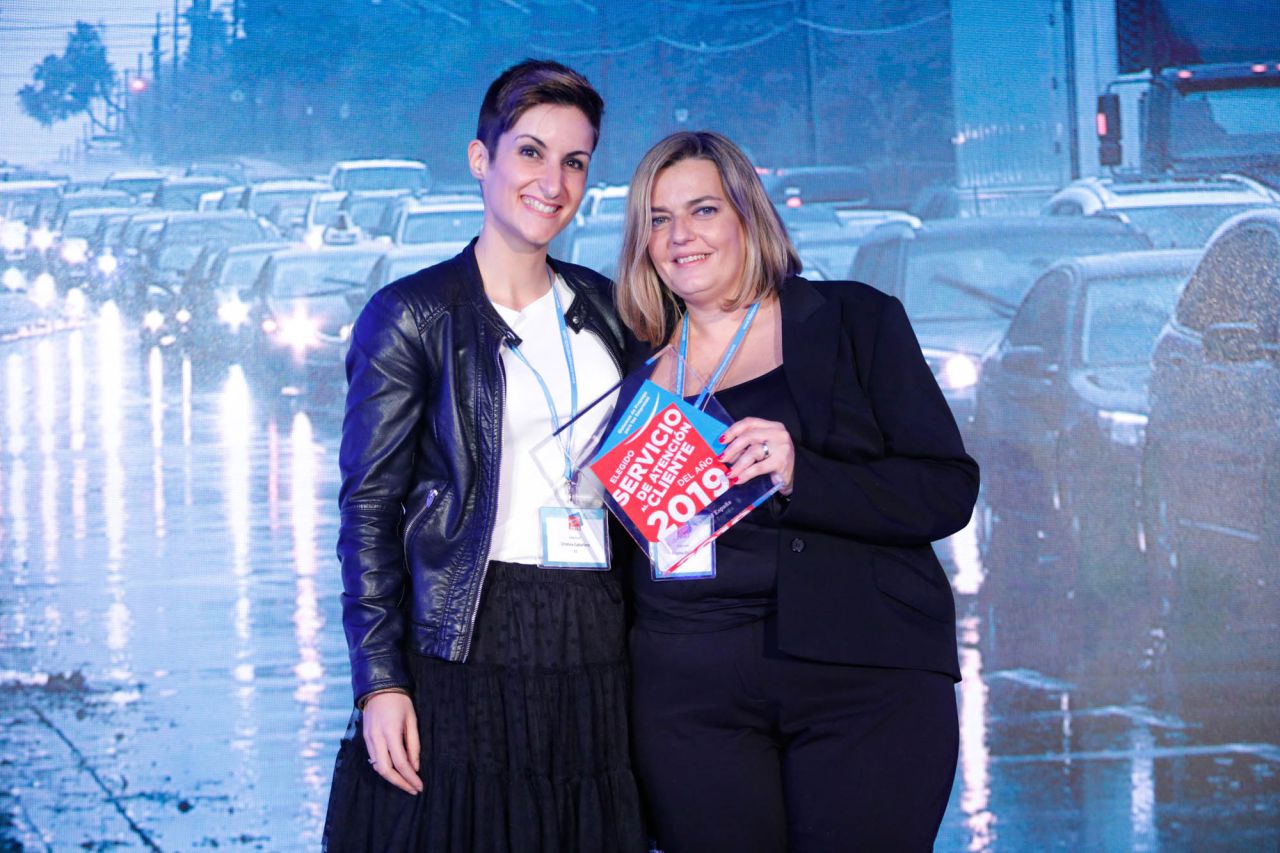 Elegido Servicio de Atención al Cliente del Año 2019 en la categoría de SISTEMAS DE PREPAGO PARA LAS EMPRESAS: EDENRED ESPAÑA Recogen el premio CRISTINA GODOY y CRISTINA CABALLERO, DIRECTORA DE CUSTOMER EXPERIENCE y RESPONSABLE DE CUSTOMER SERVICE DE EDENRED ESPAÑA