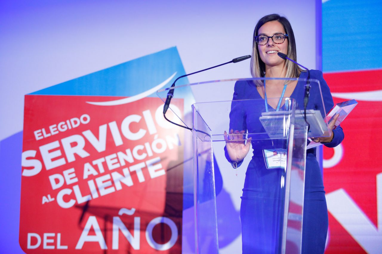 Elegido Servicio de Atención al Cliente del Año 2019 en la categoría de PAQUETERÍA URGENTE: CORREOS EXPRESS Recoge el premio LETICIA MARTÍN SANTIAGO, SUBDIRECTORA DE COMUNICACIÓN, MARCA Y SERVICIOS AL CLIENTE DE CORREOS EXPRESS.