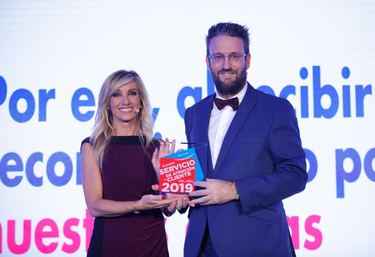 Elegido Servicio de Atención al Cliente del Año 2019 en la categoría de BANCA ON-LINE: SELF BANK Recoge el premio RUBÉN RODRÍGUEZ, RESPONSABLE DEL CALL CENTER DE SELF BANK