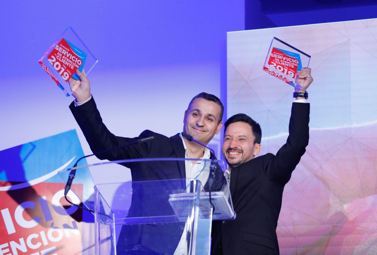 Elegido Servicio de Atención al Cliente del Año 2019 en la categoría de ELECTRODOMÉSTICOS: SAMSUNG ELECTRONICS IBERIA Recoge el premio PABLO RODRÍGUEZ y JOSÉ ANTONIO MOYANO, CUSTOMER EXPERIENCE MANAGER Y OPERATIONS DIRECTOR DE SAMSUNG ELECTRONICS IBERIA
