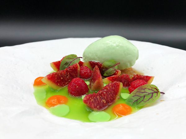 Frutas de temporada con helado de shiso.