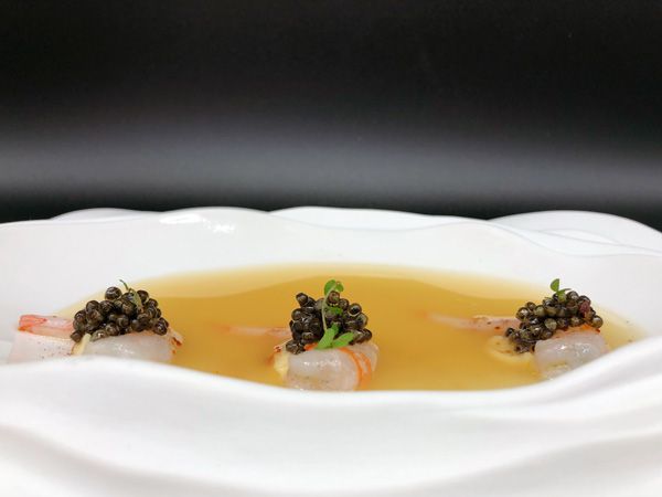 Quisquilla de Motril, crema de garbanzos con caldo de cocido y caviar.