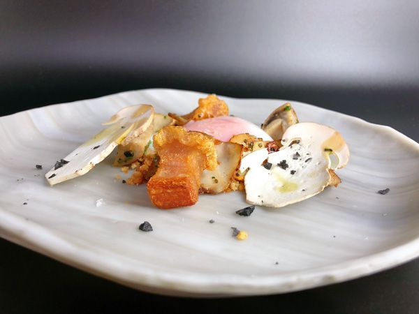 Setas salteadas, patata, papada y huevo.