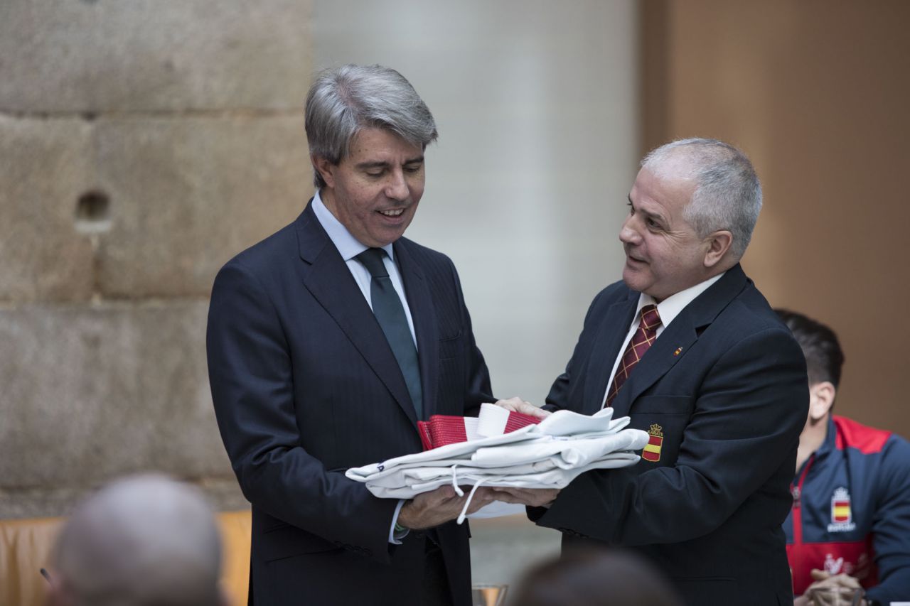 Antonio Moreno, Presidente de la Federación Española de Kárate, y Ángel Garrido, Presidente de la Comunidad de Madrid