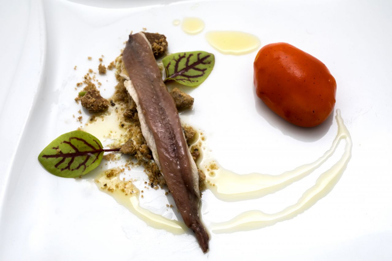 Anchoa de Cantabria costera 2017 con bocarte, roca de queso y pimiento de Isla