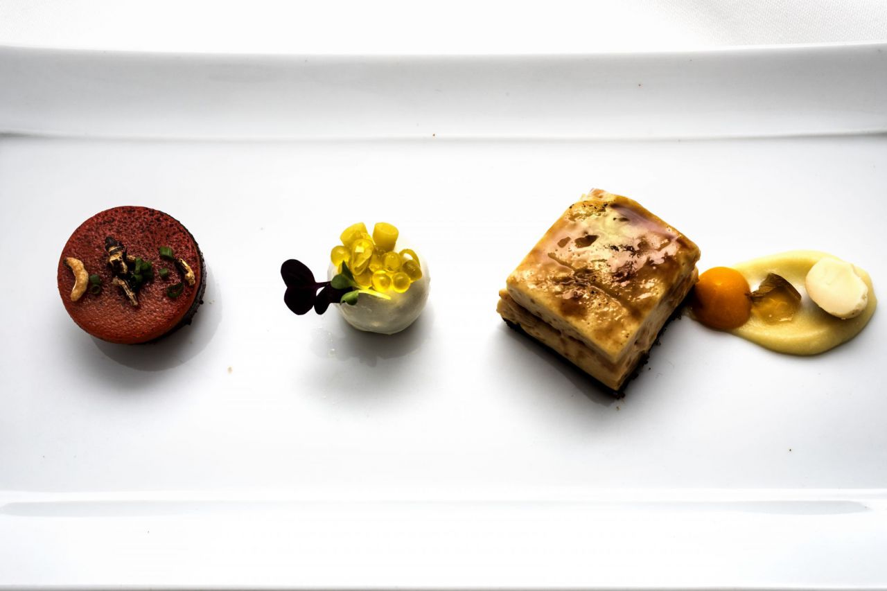 Pan de especias con morcilla de Liébana, Versión de la Gilda; aceituna gordal y aceite esférico, Perfecto de foie caramelizado con bizcocho de aceituna