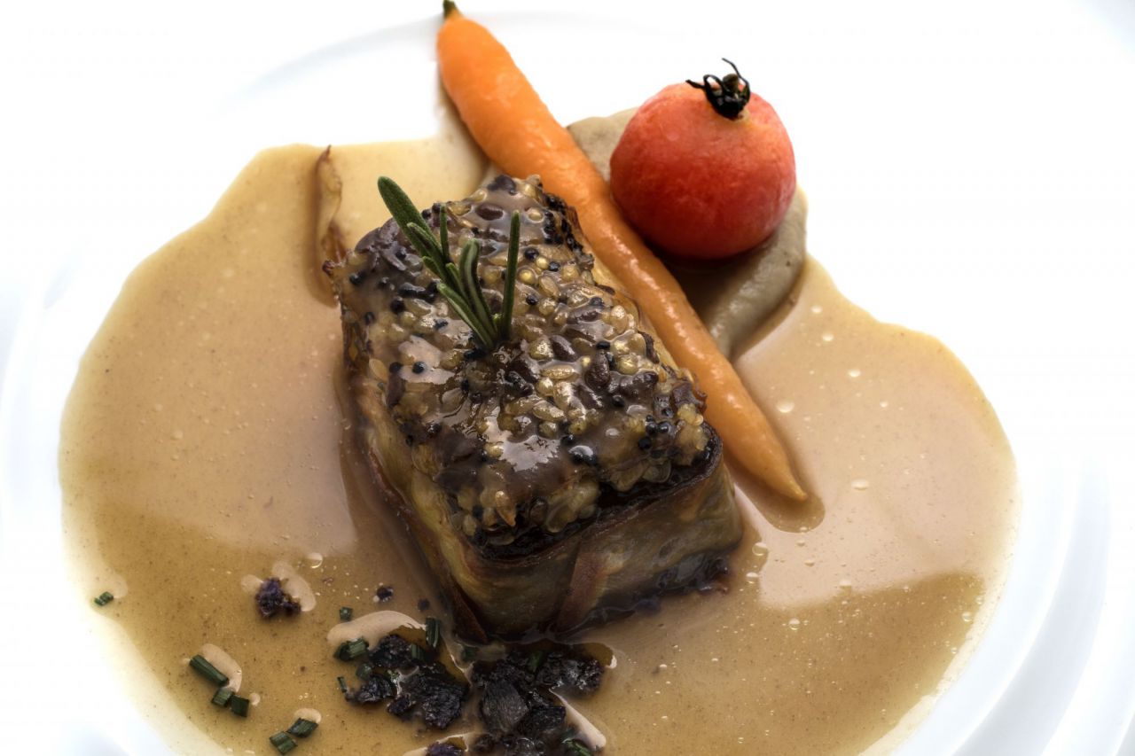 Ternera de Cantabria en costra de patata con velo de semillas