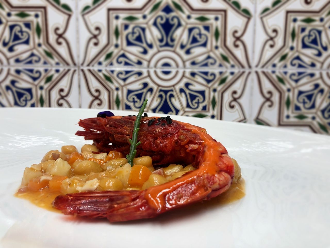 Carabinero guisado con garbanzos melosos.