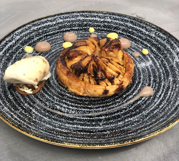 Tarta de manzana hecha en casa y helado de café.