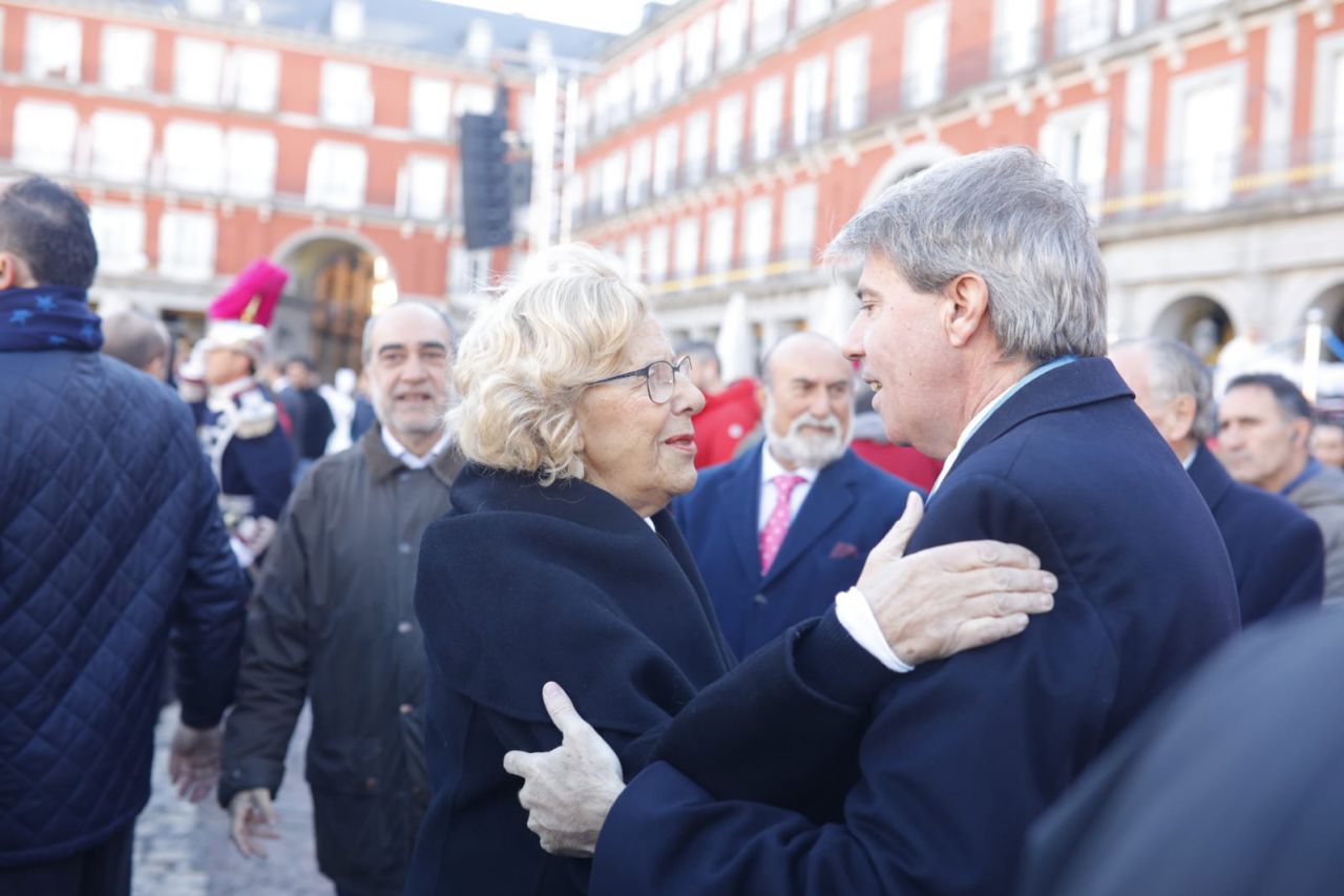 Saludo de Manuela Carmena y Ángel Garrido en la Plaza Mayor, donde ha tenido lugar la misa de la Almudena.