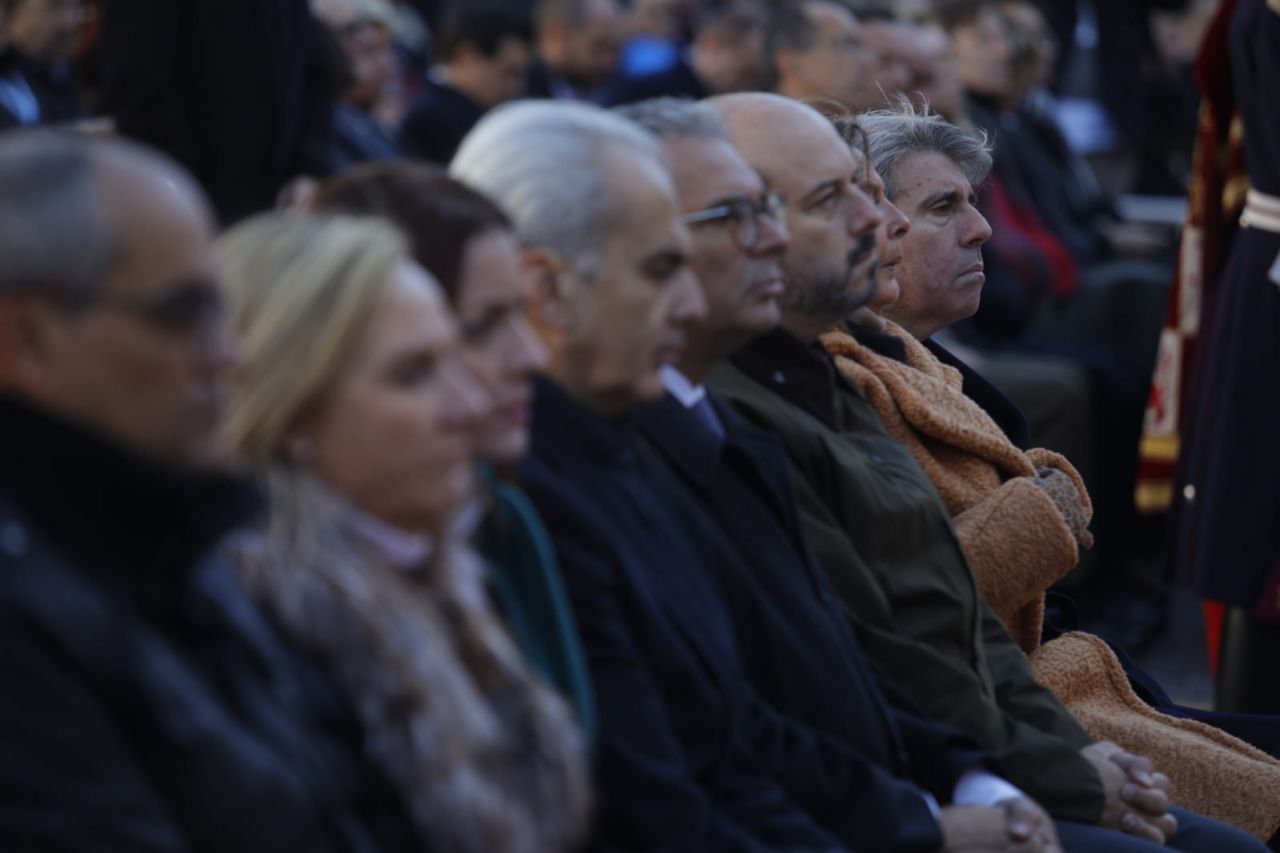 Ángel Garrido y sus consejeros en la misa de la Almudena de la Plaza Mayor. 