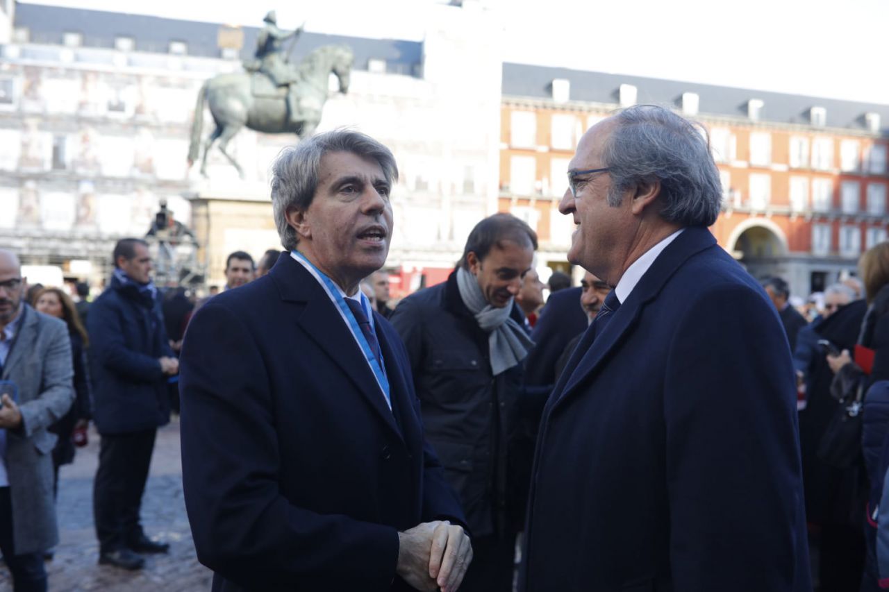 El presidente de la Comunidad, Ángel Garrido, y el portavoz del PSOE en la Asamblea, Ángel Gabilondo, en la misa de la Almudena.