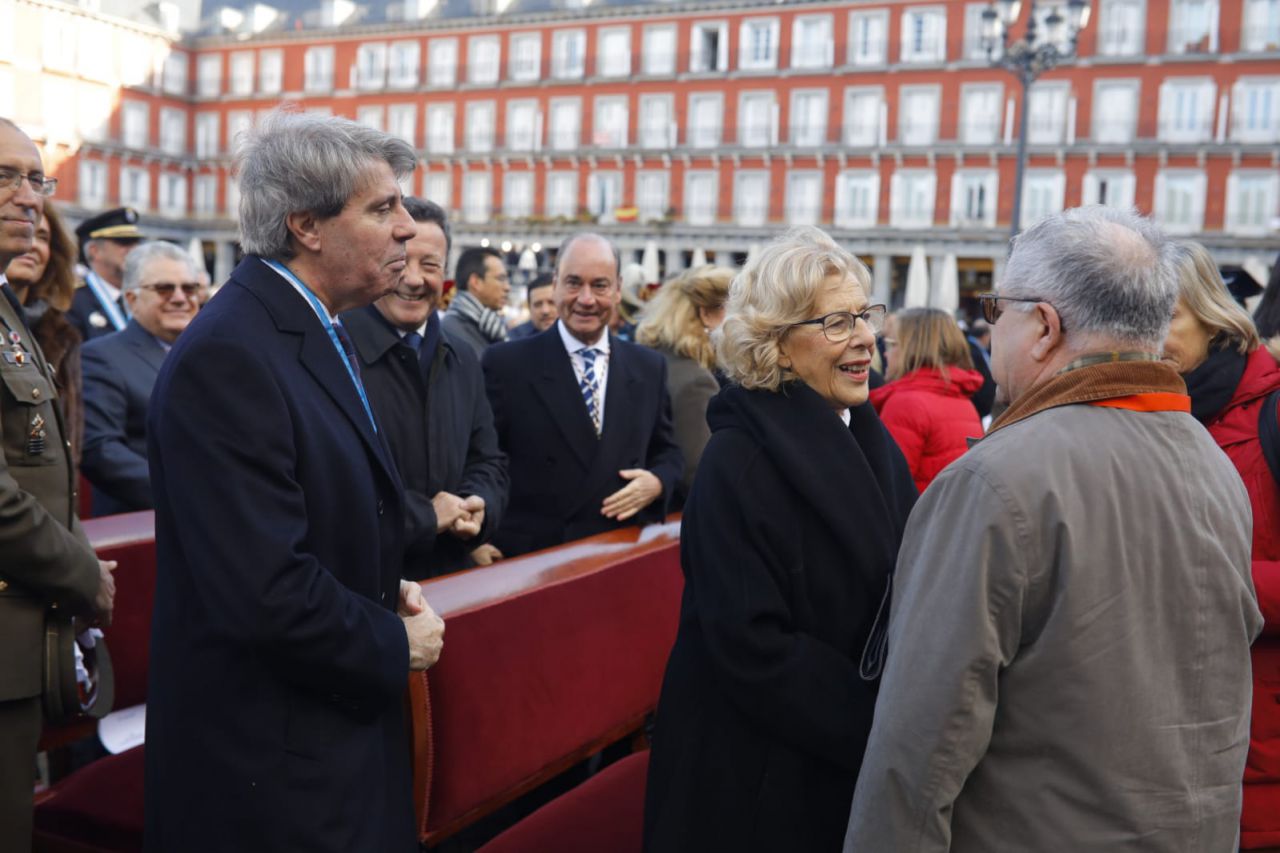 Saludo de Manuela Carmena y Ángel Garrido en la Plaza Mayor, donde ha tenido lugar la misa de la Almudena.