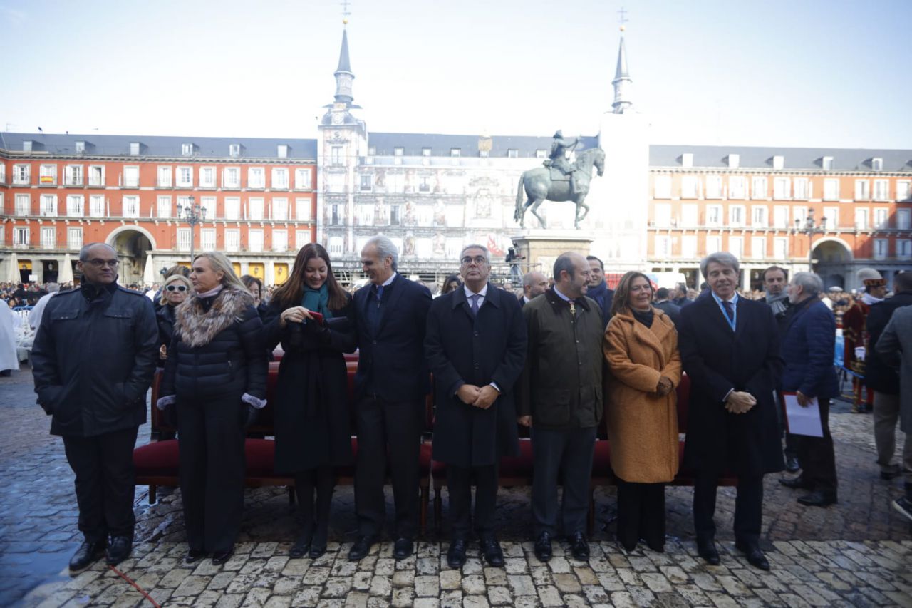 Ángel Garrido y sus consejeros en la misa de la Almudena de la Plaza Mayor. 