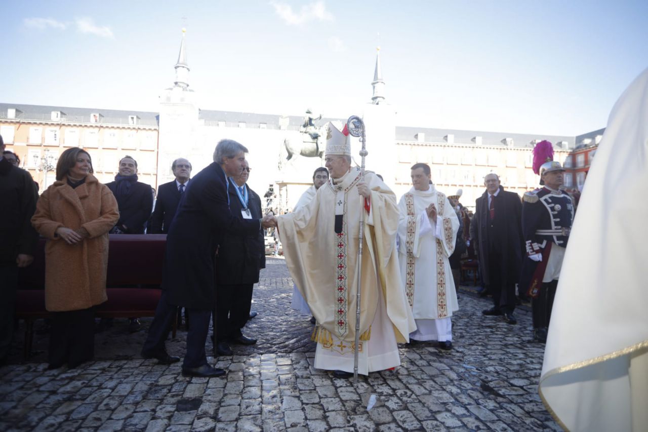 Saludo del cardenal Carlos Ossoro al presidente de la Comunidad, Ángel Garrido.