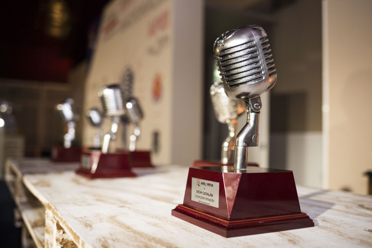 Imagen de los micrófonos que se entregan a los premiados.