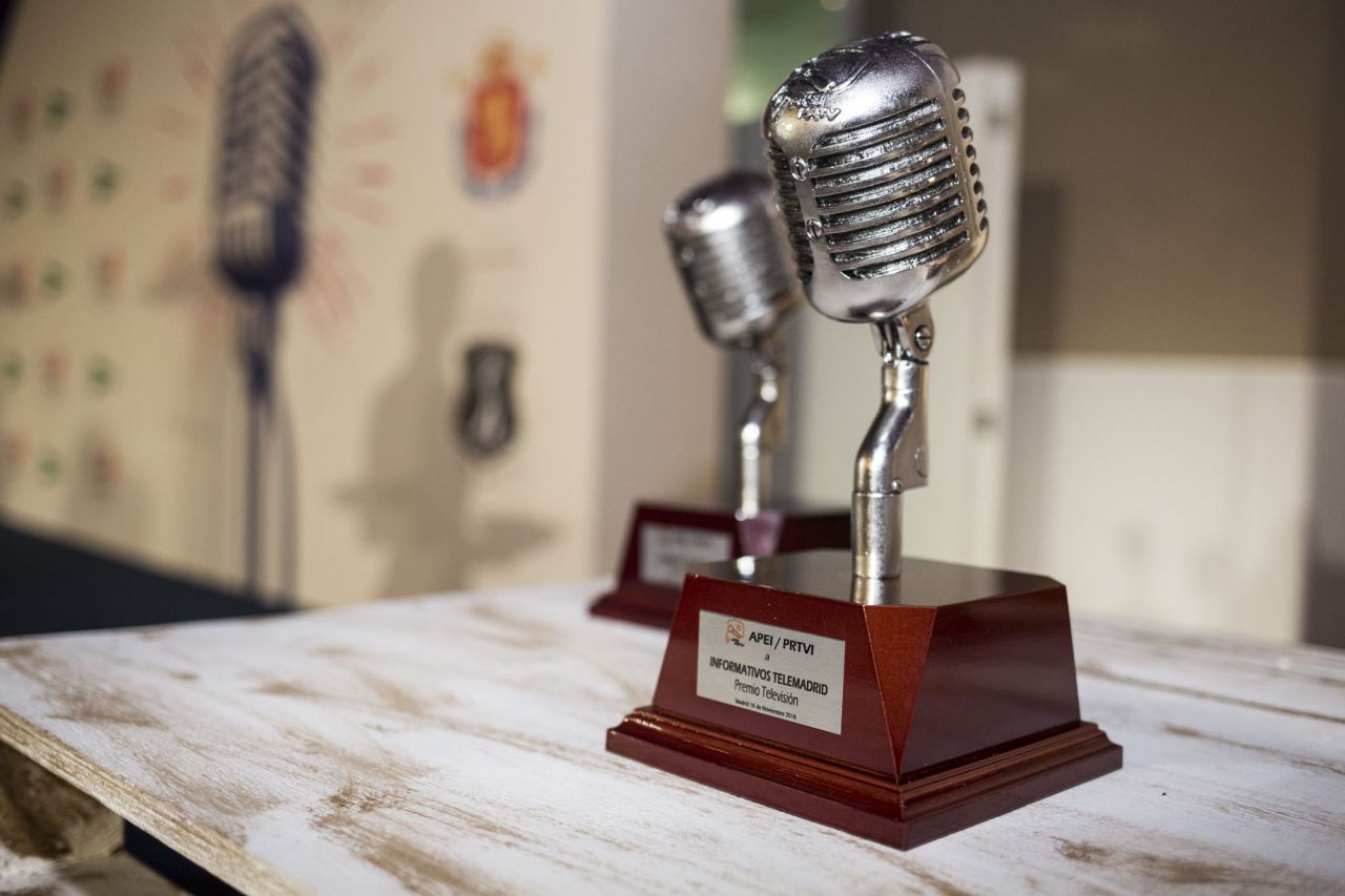 Imagen de los micrófonos que se entregan a los premiados.