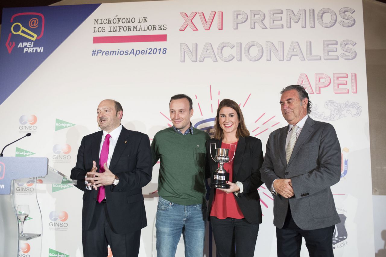 Patricia Albella y Raúl Rojo, de la Sexta, ganadores del Torneo de Medios de Comunicación en la X edición de la Copa Comunicación y Empresas recogieron el trofeo que les entregó Pepe Martínez, a la derecha en la imagen, acompañados por el presidente de la APEI, Constantino Mediavilla.