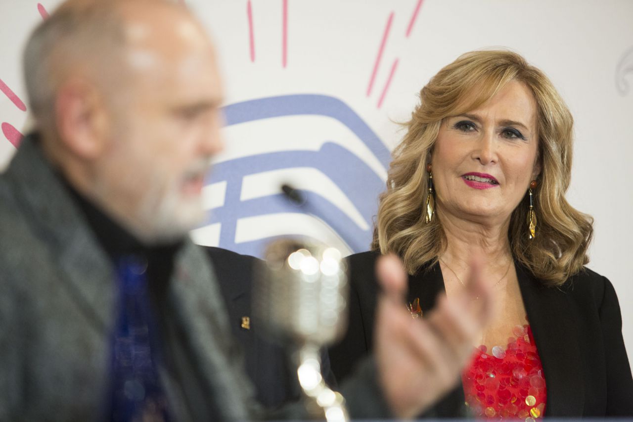 Juan Carlos Pérez recibió el Premio a la Trayectoria Profesional de manos de Nieves Herrero. 