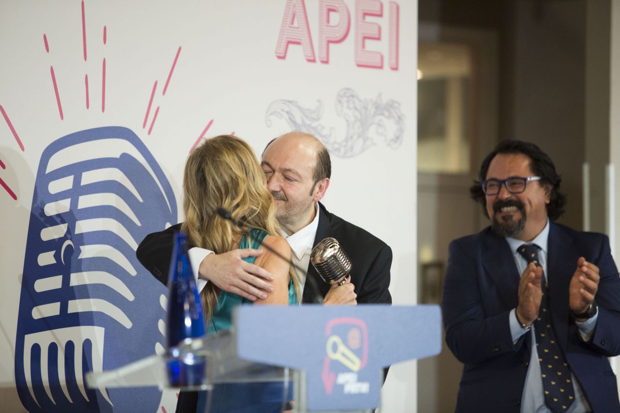 Marta Jaumandreu, felicitada por Constantino Mediavilla con la presencia en el escenario de Jorge Iglesias. 