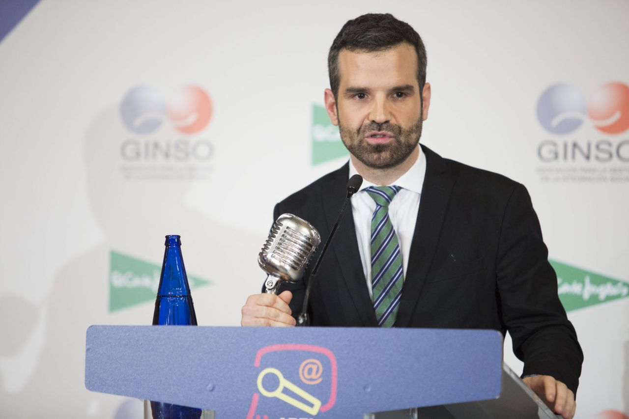 Jon Ariztimuño recogió, junto al resto del equipo, el premio otorgado a Telemadrid.