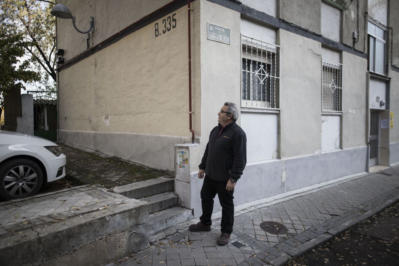 José Luis Cañabate, presidente de la Asociación de Vecinos, junto al bloque 335.