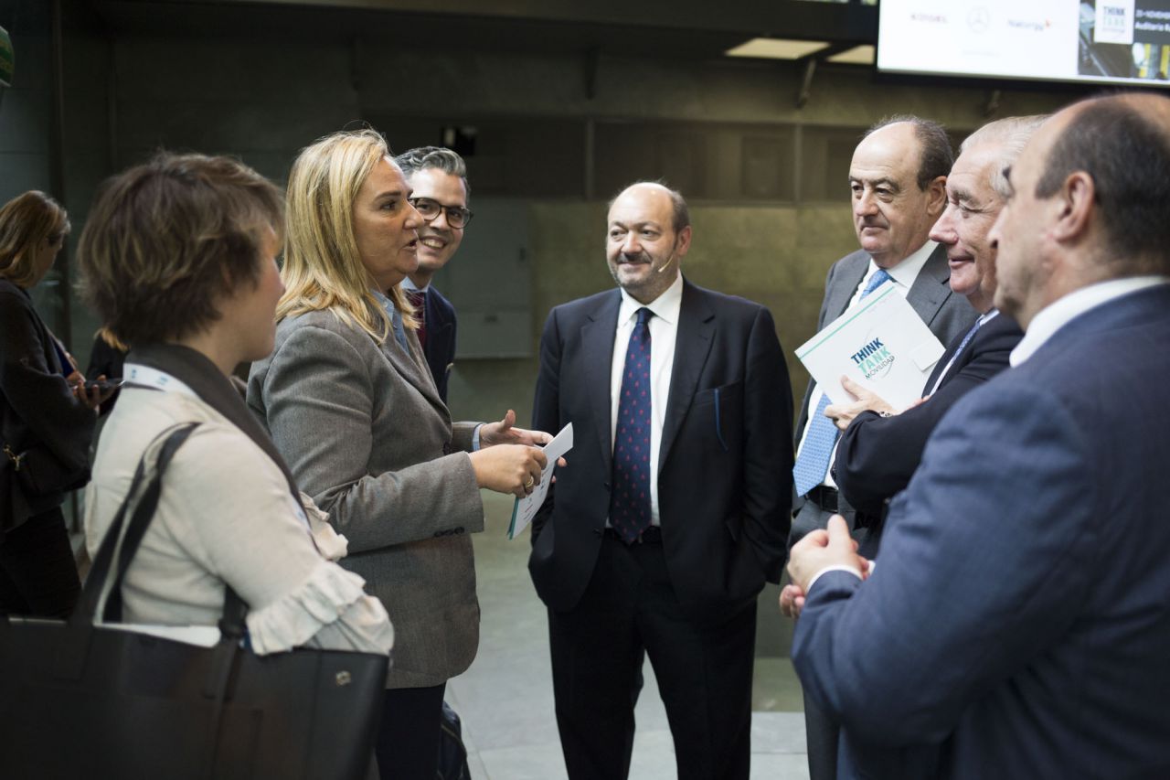 La consejera de Transportes, Vivienda e Infraestructura de la Comunidad de Madrid, Rosalía Gonzalo, junto a algunos de los ponentes y el presentador y moderador del foro, Constantino Mediavilla. 