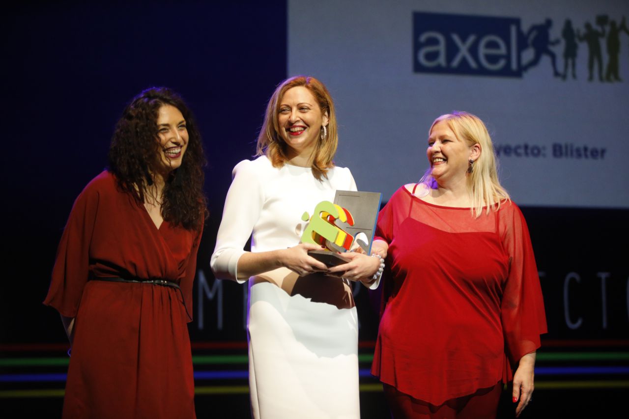 Úrsula Pérez, responsable de proyectos de la Asociación de Xovenes Emprendedores de Lugo, recoge el premio al Mejor Proyecto Social por 'Blíster'.