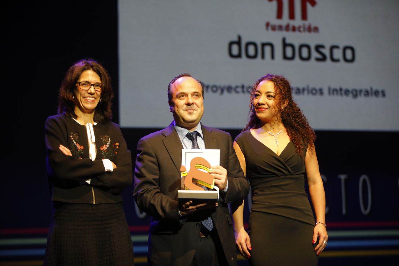 Ignacio Vázquez de la Torre, presidente de la Fundación Don Bosco, recoge el premio a Mejor Proyecto Social por 'Itinerarios integrados'.