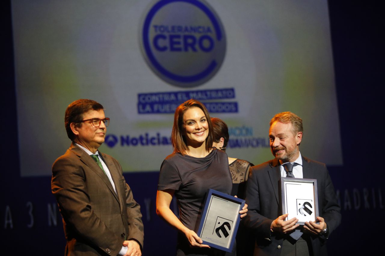 Mónica Carrillo, presentadora de Antena 3 Noticias, y Lorenzo Cooklin, director de la Fundación Mutua Madrileña, recogen el galardón a Mejor Iniciativa de Sensibilización por la campaña 'Tolerancia cero contra el maltrato'. 