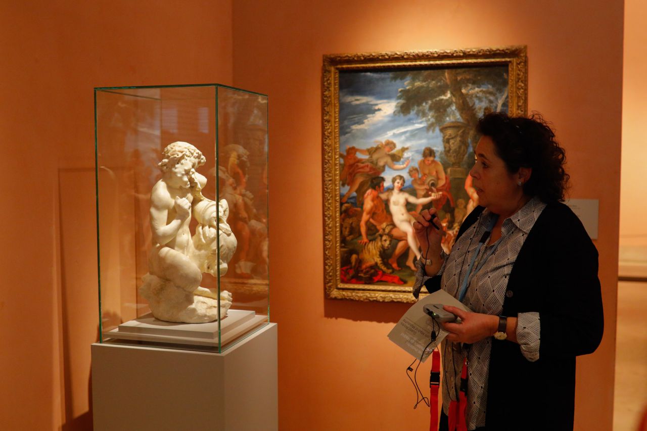 La selección incluye pinturas, esculturas, relieves, objetos y mobiliario, y van desde una pequeña figura del siglo I a. C. a pinturas de Pablo Picasso o de Antonio Saura, pasando por la maqueta de un galeón del siglo XVII, una baraja de naipes del XIX o un azulejo nazarí, todo ello cedido para la ocasión por los museos del Prado, Reina Sofía, Arqueológico Nacional, Artes Decorativas, Naval, Lázaro Galdiano, Museo de América, de Antropología y del Romanticismo.