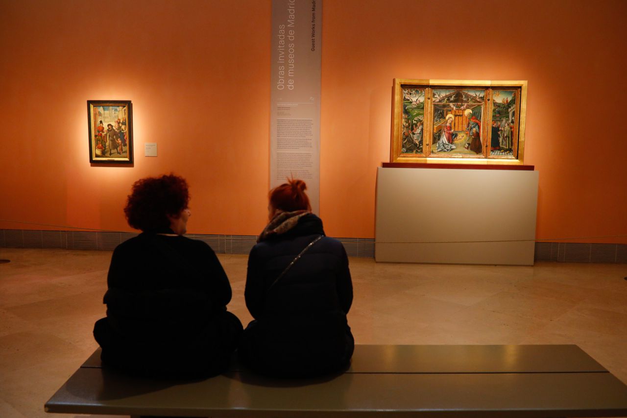 La selección incluye pinturas, esculturas, relieves, objetos y mobiliario, y van desde una pequeña figura del siglo I a. C. a pinturas de Pablo Picasso o de Antonio Saura, pasando por la maqueta de un galeón del siglo XVII, una baraja de naipes del XIX o un azulejo nazarí, todo ello cedido para la ocasión por los museos del Prado, Reina Sofía, Arqueológico Nacional, Artes Decorativas, Naval, Lázaro Galdiano, Museo de América, de Antropología y del Romanticismo.