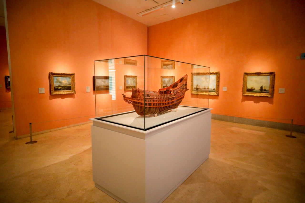 Modelo de casco de galeón del siglo XVII del Museo Naval.