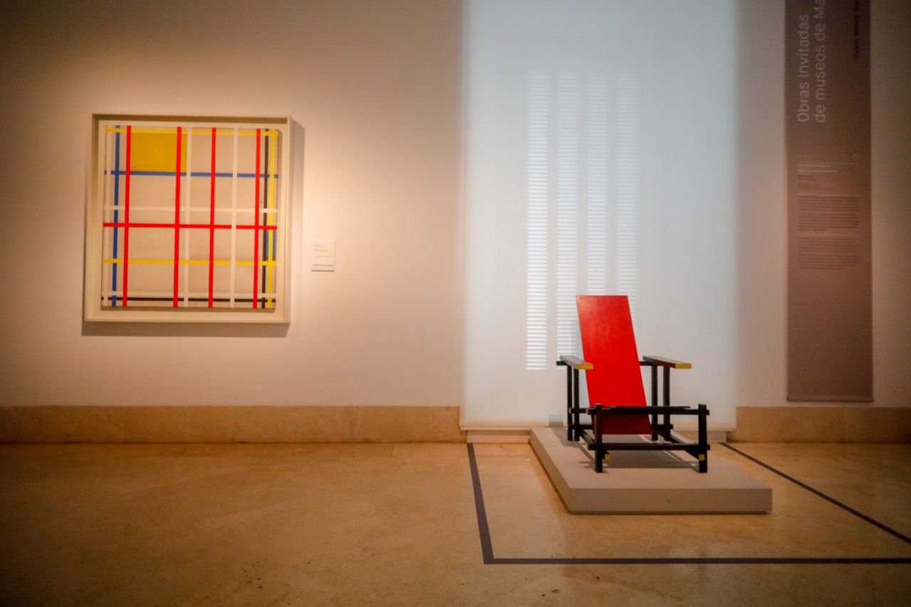 Silla roja y azul de Gerrit Thomas Rietveld del Museo Nacional de Artes Decorativas.
