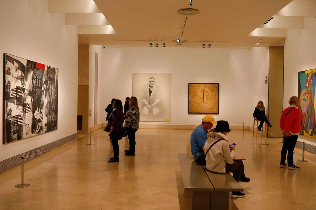 La selección incluye pinturas, esculturas, relieves, objetos y mobiliario, y van desde una pequeña figura del siglo I a. C. a pinturas de Pablo Picasso o de Antonio Saura, pasando por la maqueta de un galeón del siglo XVII, una baraja de naipes del XIX o un azulejo nazarí, todo ello cedido para la ocasión por los museos del Prado, Reina Sofía, Arqueológico Nacional, Artes Decorativas, Naval, Lázaro Galdiano, Museo de América, de Antropología y del Romanticismo.