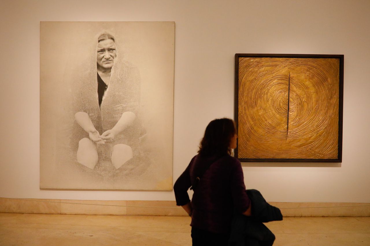 Sitting Gioconda. Homenaje a Lucio Fontana de Dario Villaba del Museo Nacional Centro de Arte Reina Sofía.