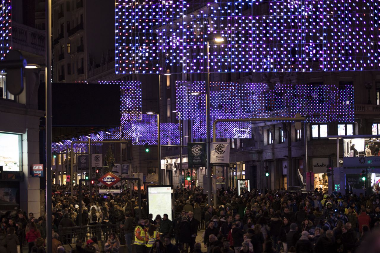 El recorrido comienza en la Plaza de Callao, donde la Gran Vía se tiñe de azul.