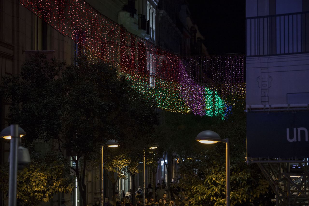 Uno de los desvíos a coger desde Gran Vía es en la calle Hortaleza, donde los colores se mezclan entre los edificios.