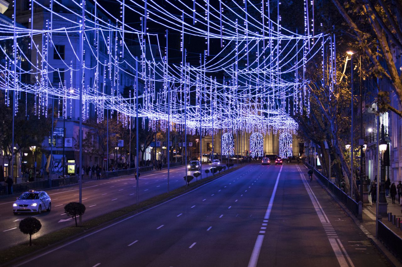 Con el final de Gran Vía aparece la calle Alcalá, cuya decoración asemeja a la lluvia.