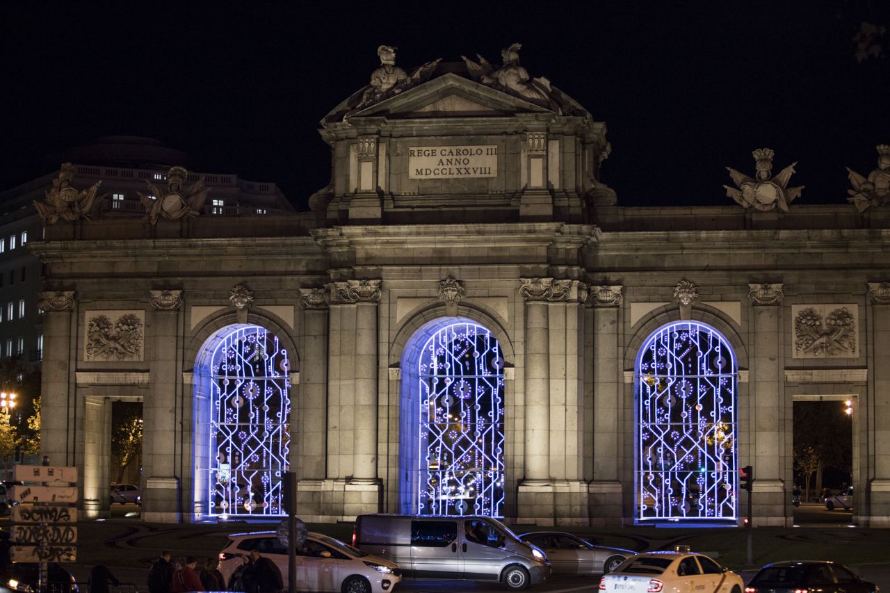 La Puerta de Alcalá también se encuentra engalanada para celebrar las navidades.