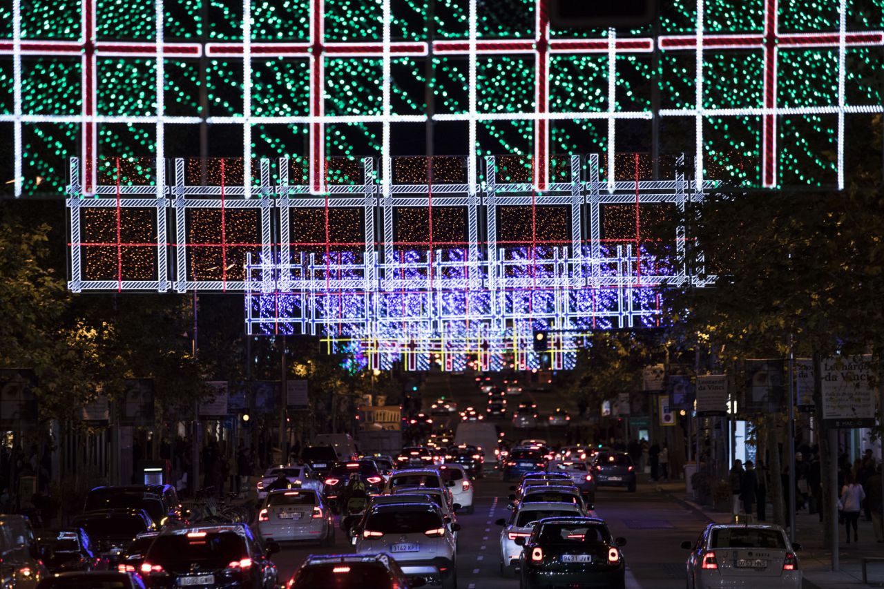 Y tras pasar la Puerta de Alcalá, la calle Serrano sorprende con cientos de regalos sobre las cabezas de los viandantes.