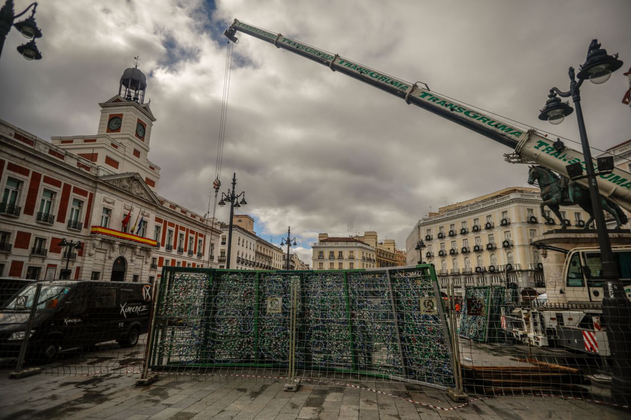 El otro desvío va por Montera hasta la Puerta del Sol, donde a comienzos de noviembre se iniciaban los trabajos para montar el característico árbol de Navidad.