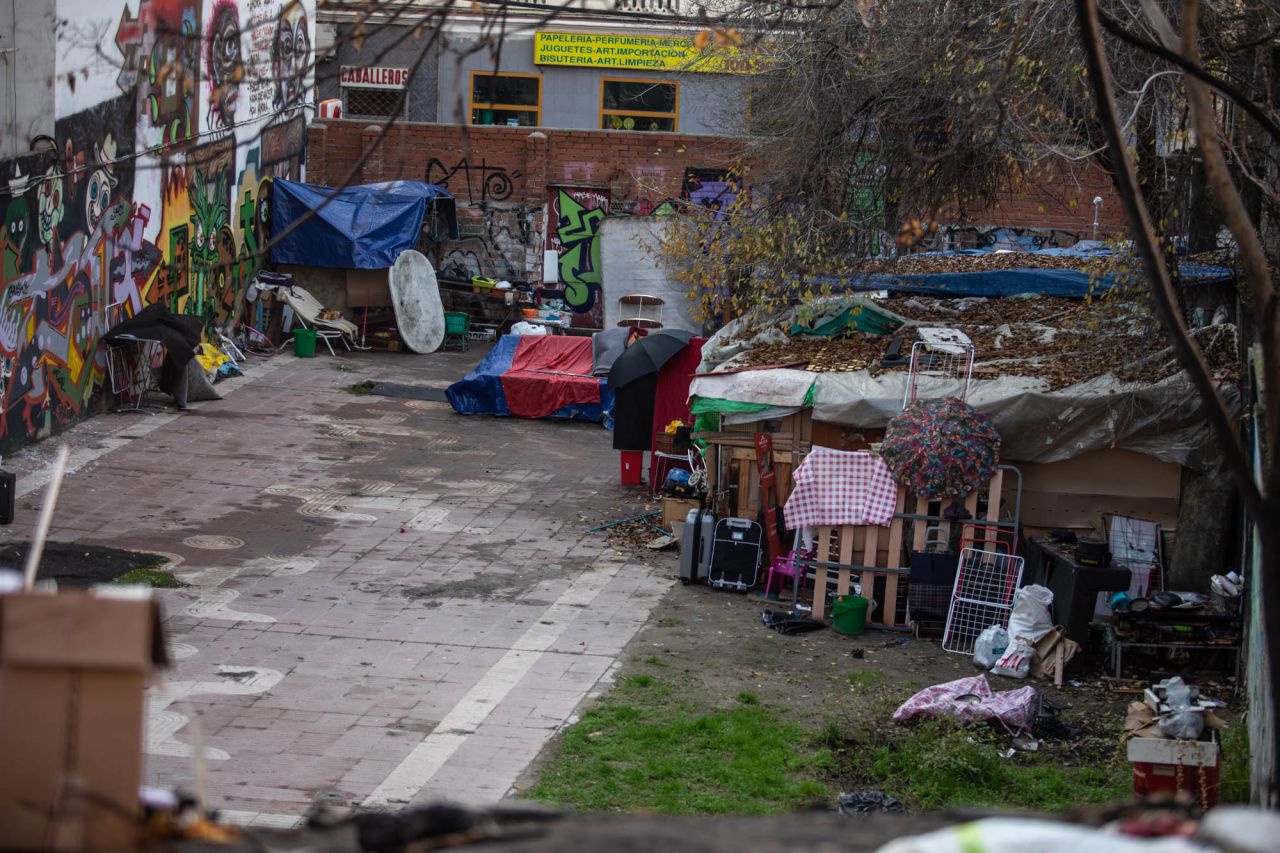 Nadie sabe cuántas personas malviven en este asentamiento de Tetuán.