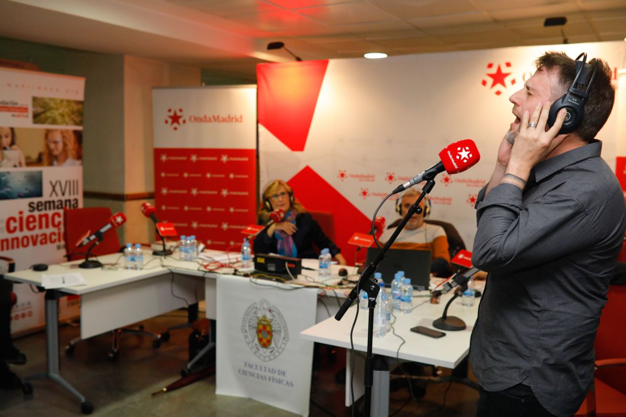 El programa Madrid Directo de Onda Madrid se realizó en directo desde la facultad de Físicas de la universidad Complutense y tuvo como invitados a la viceconsejera de Educación de la Comunidad de Madrid, Cristina Álvarez, y al director de la Fundación Madrid+D, Jesús Sánchez Martos.