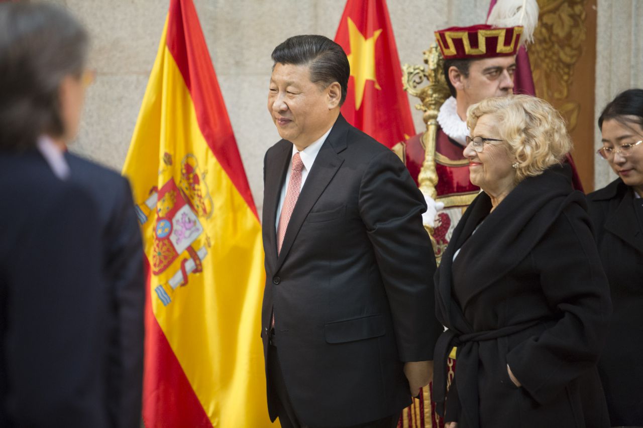 El Presidente de la República  China, Xi Jiping recibe las llaves de la ciudad de Madrid de manos de la alcaldesa, Manuela Carmena.