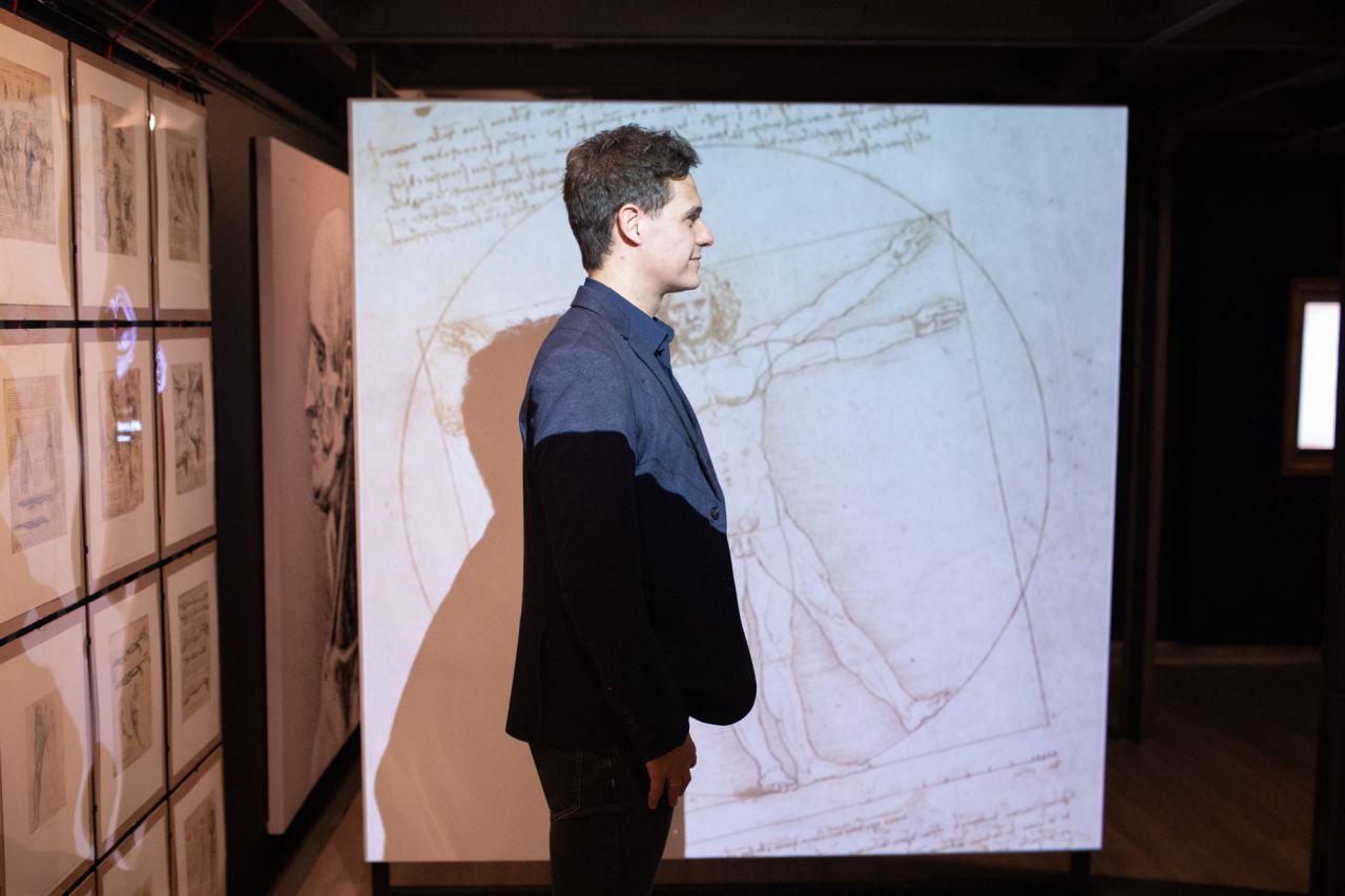 Comisariada por Christian Gálvez, miembro del Leonardo DNA Project y experto mundial en la figura de Leonardo da Vinci.