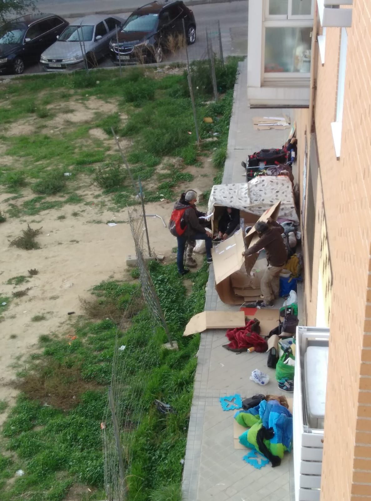 El mismo día del desalojo, el martes, los migrantes se instalaron junto a un edificio de viviendas.