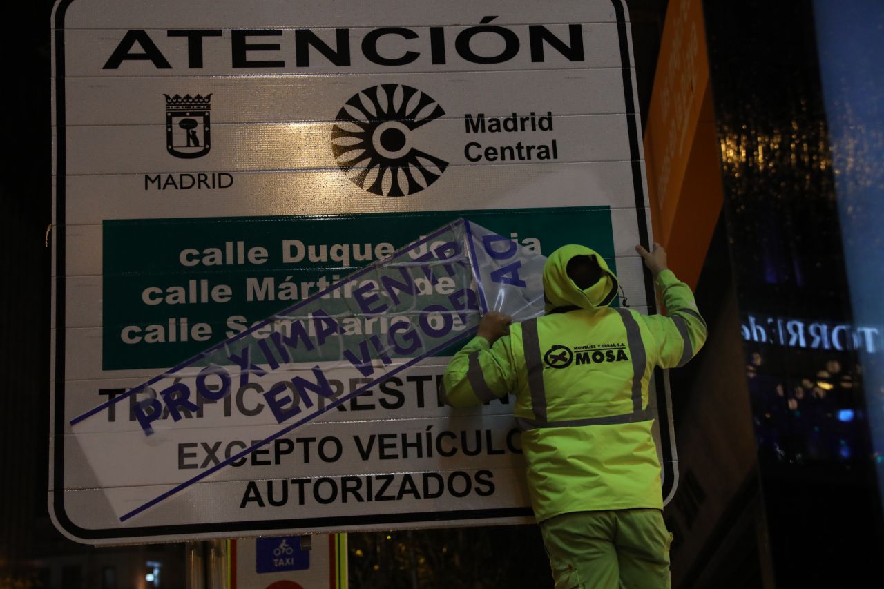 Los operarios preparan las señales antes de la puesta en marcha de Madrid Central