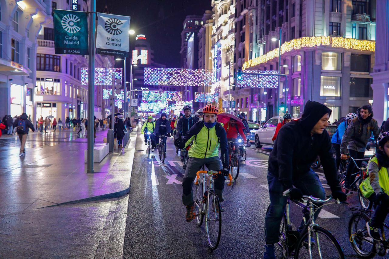 Como cada último jueves de mes, la 'Bici Crítica' ha recorrido la calle Gran Vía y diversas zonas de Madrid Central para reivindicar el uso de la bicicleta como medio de transporte en la ciudad.