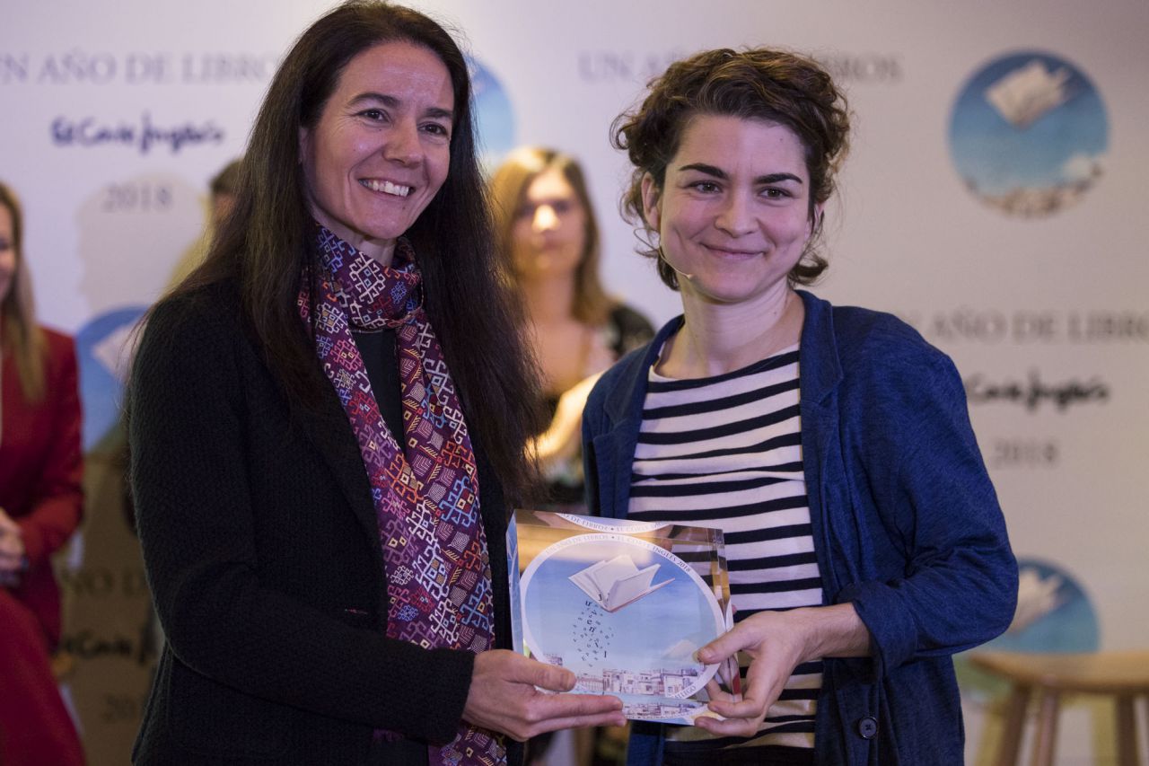 Premio Juvenil a Laura Gallego por Axlin. Recoge el premio su editora